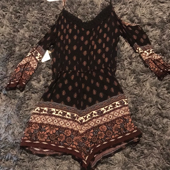 🌟 Forever 21 Off Shoulder Romper - Picture 2 of 6